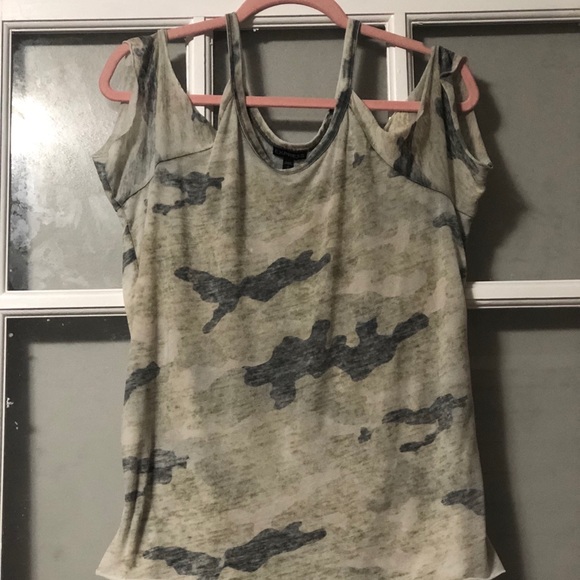 💫 3 for 30 💫 Express Camo Cold Shoulder Top - Picture 5 of 7
